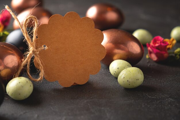 Etiqueta marrón en blanco con huevos de Pascua. Feliz, tarjeta de felicitación de pascua