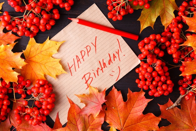 Etiqueta de otoño con las palabras feliz cumpleaños