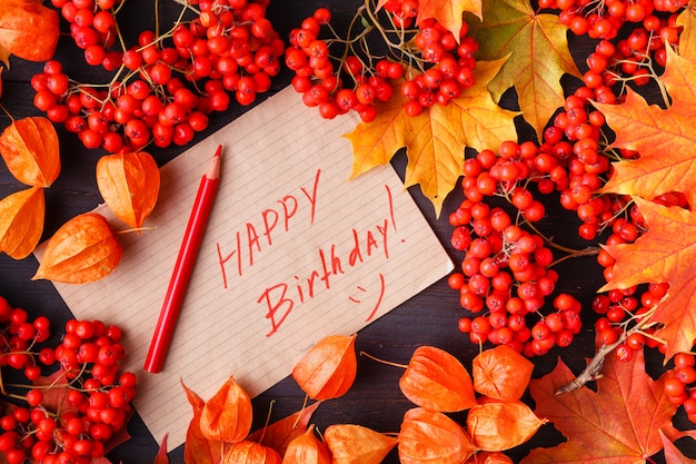 Etiqueta de otoño con las palabras feliz cumpleaños