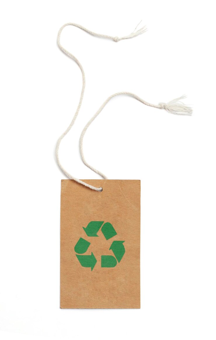 Etiqueta de papel Kraft y cartel verde de reciclaje