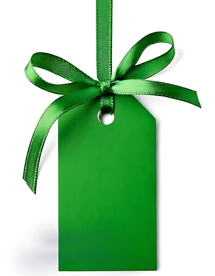etiqueta de regalo verde en blanco con cinta aislada en un recorte de fondo blanco