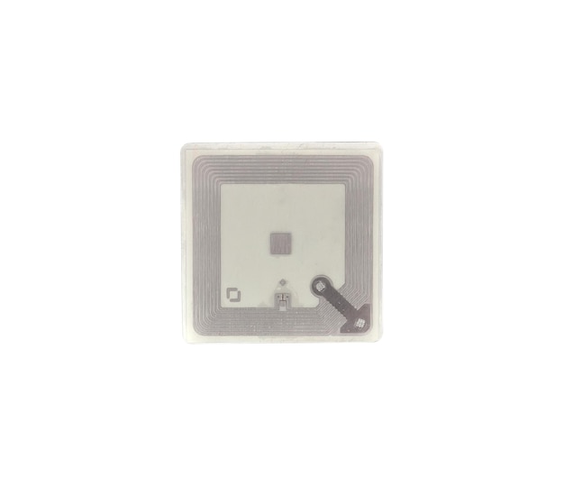 Etiqueta RFID sobre un fondo blanco.