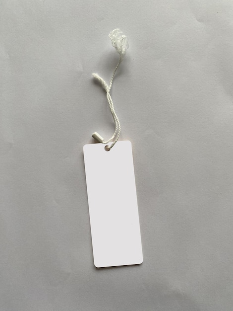 Foto una etiqueta de ropa en un fondo blanco diseño para su diseño