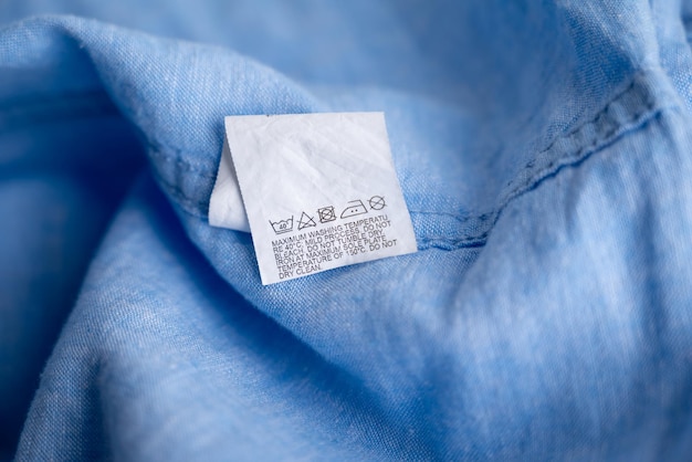 Etiqueta de ropa en la vista superior de la prenda azul claro