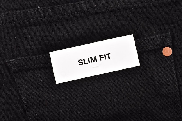 etiqueta slim fit em jeans