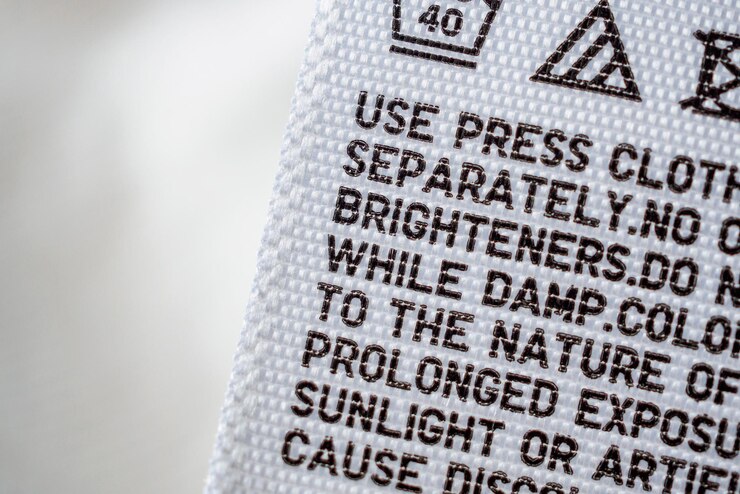 Foto etiqueta de tela con instrucciones para el cuidado de la ropa