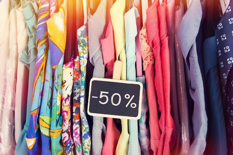 Foto etiqueta de venta ropa colgada en el estante de la tienda de moda