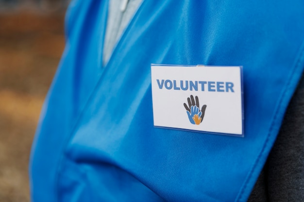 Foto etiqueta de voluntario en traje de cerca