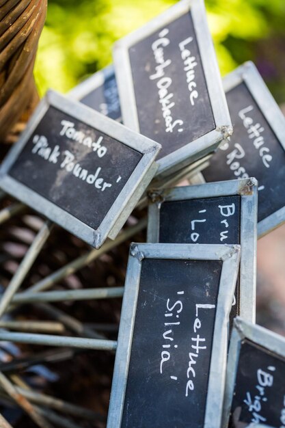 Etiquetas de jardim na cesta prontas para marcar as plantas.