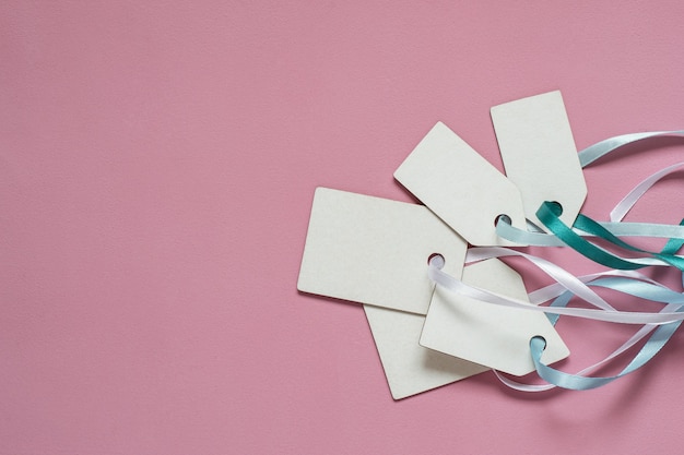 Etiquetas de venda de preço de papel em branco no fundo rosa.