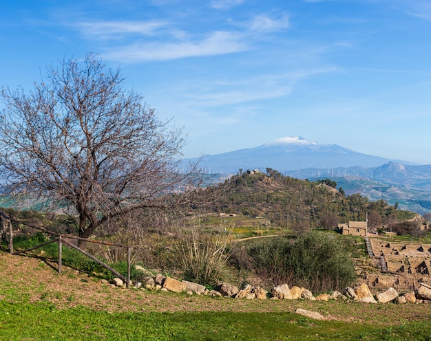 Etna e a vista panorâmica da antiga cidade grega de Morgantina, na Sicília