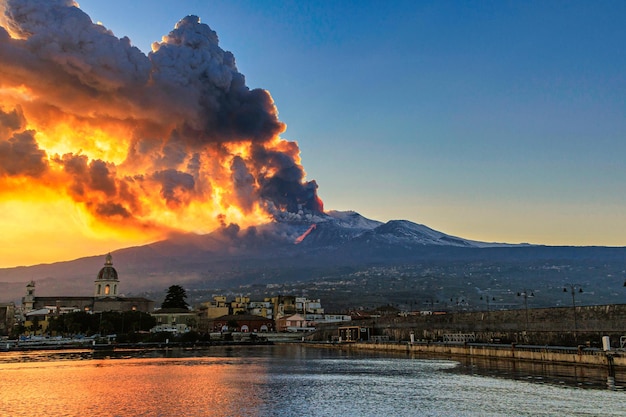 Foto etna en la erupción en riposto