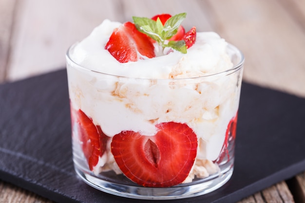 Eton Mess - Fresas con crema batida y merengue en un vaso de vidrio