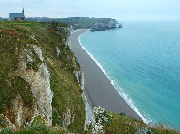 Etretat-Frühlingsküste, Frankreich und Kirche auf Felsenspitze. Ausblick von Oben.