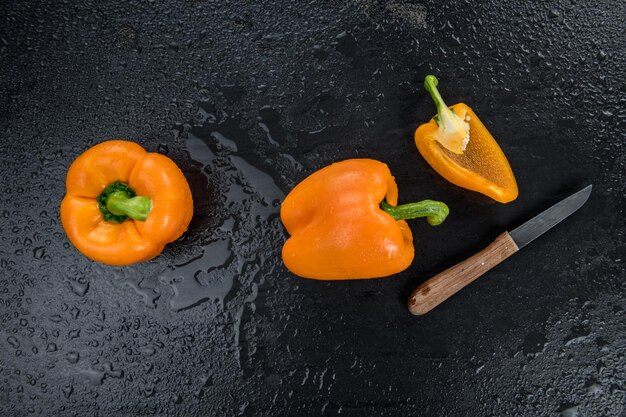 Etwas frisch zubereiteter orangefarbener Paprika auf einem selektiven Fokus einer alten Schieferplatte