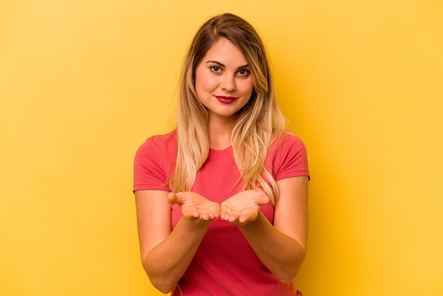 Foto etwas mit handflächen halten, die der kamera angeboten werden