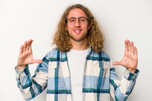 Foto etwas mit handflächen halten, die der kamera angeboten werden