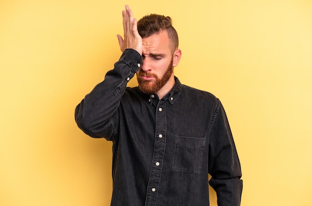 Etwas vergessen, das mit der Handfläche auf die Stirn schlägt und die Augen schließt