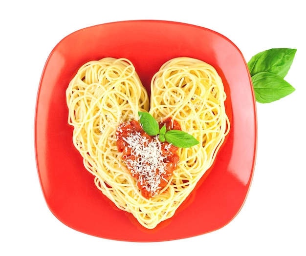 Eu amo macarrão espaguete isolado na forma de coração branca