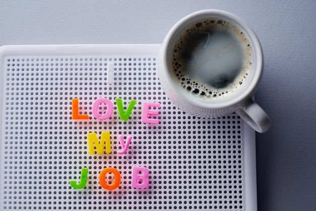Eu amo minha mensagem de trabalho e café no quadro de cartas