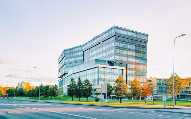 EU Corporate Business Office und die Straße im Hintergrund.