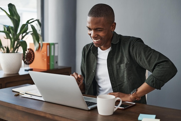 Eu deveria estar trabalhando em casa o tempo todo Foto de um jovem empresário usando seu laptop enquanto trabalhava em casa