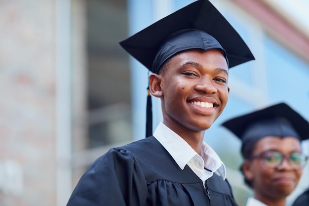 Eu esperei muito tempo por este momento Retrato de um estudante do sexo masculino feliz do lado de fora no dia da formatura