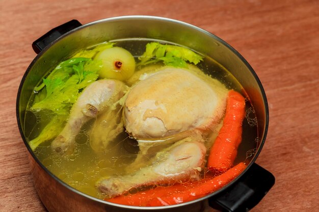 Eu faço caldo de galinha Prato de panela de