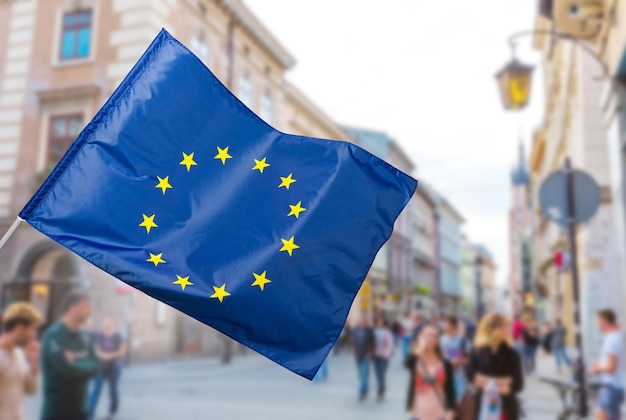 Foto eu-flagge euro-flagge flagge der europäischen union winken