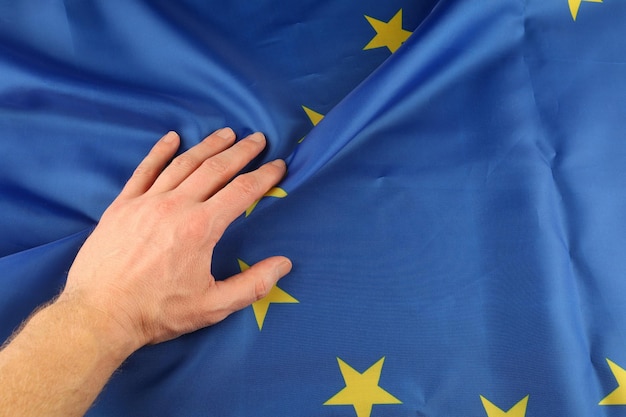 EU-Flaggenseide und Hand