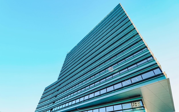 EU Futuristische Business-Center-Architektur aus modernem Wolkenkratzer aus Stahl und Glas mit Reflexion des blauen Himmels