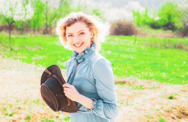 Eu gosto de passar o tempo no conceito de terra de fazenda eco fazenda trabalhadora retrato de mulher contra esp...