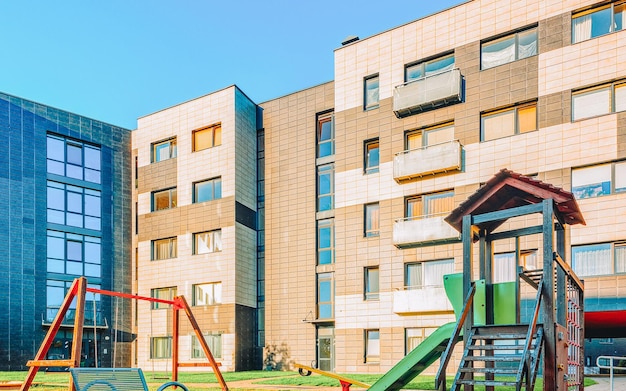 EU Komplex aus neuen Mehrfamilienhäusern mit Kinderspielplatz als weitere Außenanlagen. Getönt