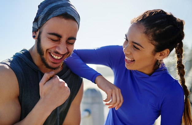 Foto eu lhe disse que era possível foto de dois jovens amigos alegres saindo juntos antes de um exercício físico ao ar livre durante o dia