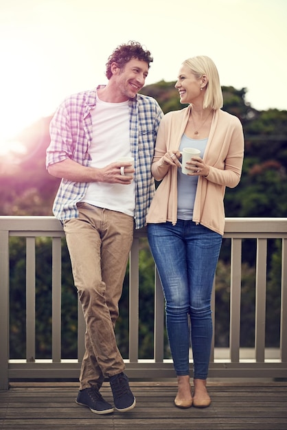 Eu me apaixono um pouco por você todos os dias foto de um casal feliz tomando café juntos na varanda