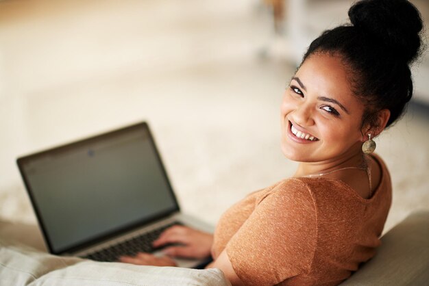 Foto eu me pergunto o que a mídia social tem reservado para mim foto de uma bela jovem usando um laptop em casa