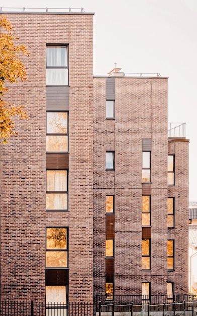 EU Moderne Architektur des Mehrfamilienhauses. Und Außenanlagen.