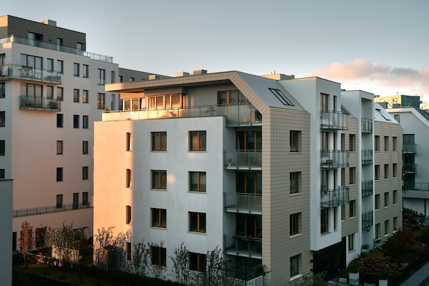 Foto eu moderner europäischer wohnkomplex mit außenanlagen