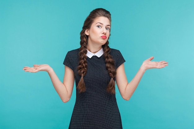 Eu não sei menina bonita confusa olhando para cima