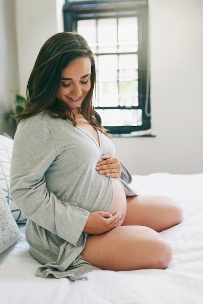 Eu simplesmente amo minha barriga grande foto de uma jovem grávida relaxando em casa