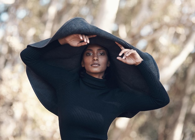 Eu só uso preto nos dias que terminam com y Foto de uma jovem elegante posando contra um fundo de natureza