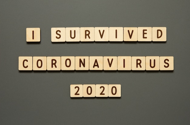 Eu sobrevivi ao coronavirus 2020 - palavras de blocos de madeira com letras. vista do topo