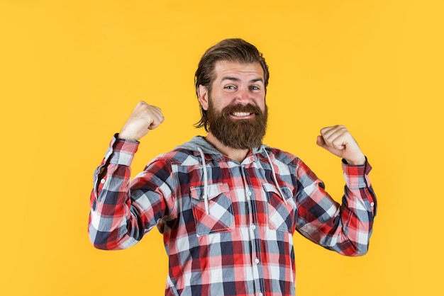 Eu sou bem sucedido. penteado bem arrumado. beleza masculina e aparência de moda. camisa quadriculada hipster para cara barbudo. homem brutal não barbeado com barba. conceito de cabeleireiro. maduro e confiante.