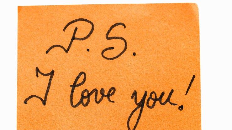 Foto eu te amo escrevendo texto isolado em papel amarelo com espaço de cópia