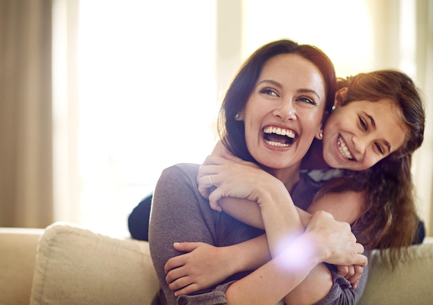 Foto eu te amo mãe foto de uma linda mãe e sua adorável filha se unindo em casa