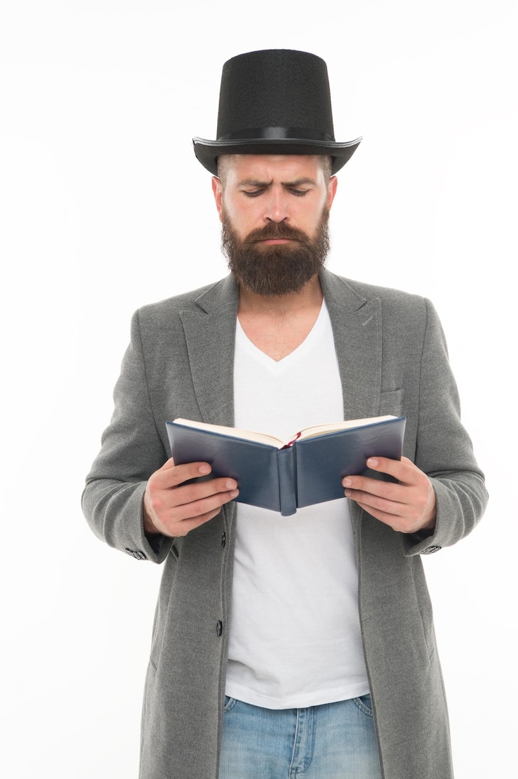 Foto eu tenho que estudar cavalheiro de cartola ler livro de estudo homem barbudo isolado no branco voltar para estudar voltar para a educação ensino particular aula particular estudo de poesia escola para a vida