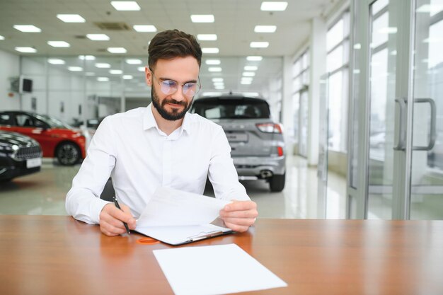 Foto eu tenho um novo cliente de carro assinando o formulário de aluguel de carro