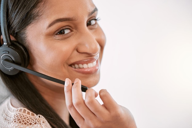Foto eu tenho um retrato recortado de uma jovem e atraente agente de call center usando um fone de ouvido enquanto trabalhava no escritório