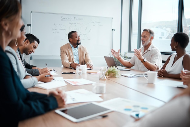 Eu tive essa ideia brilhante ontem à noite Foto de um grupo de funcionários ouvindo seu chefe durante uma reunião de negócios