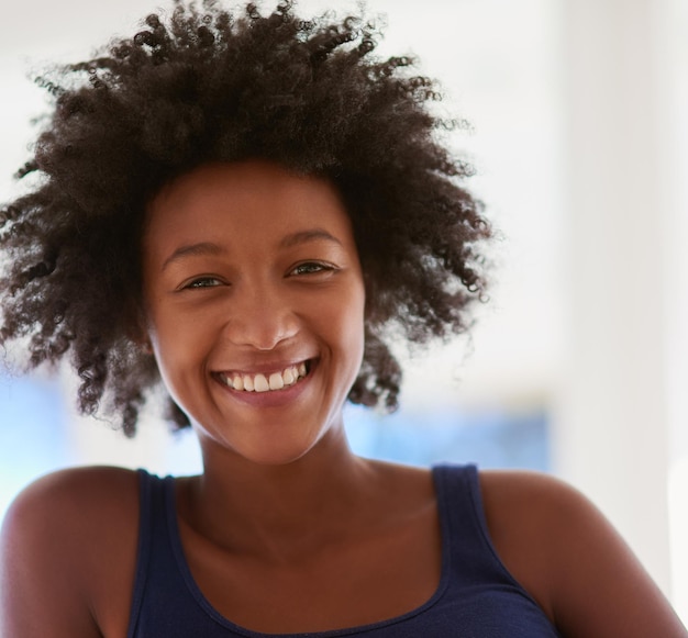 Eu vivo para o fim de semana Retrato de uma jovem atraente dando-lhe um sorriso cheio de dentes